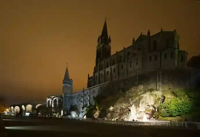 Viaggiare a poco prezzo a Lourdes