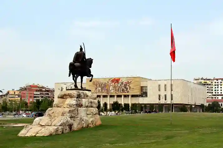 Viaggiare a poco prezzo a Tirana